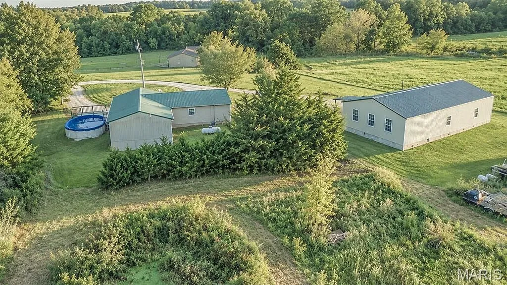 Country Home on 10 Acres Near Mark Twain Lake photo 3