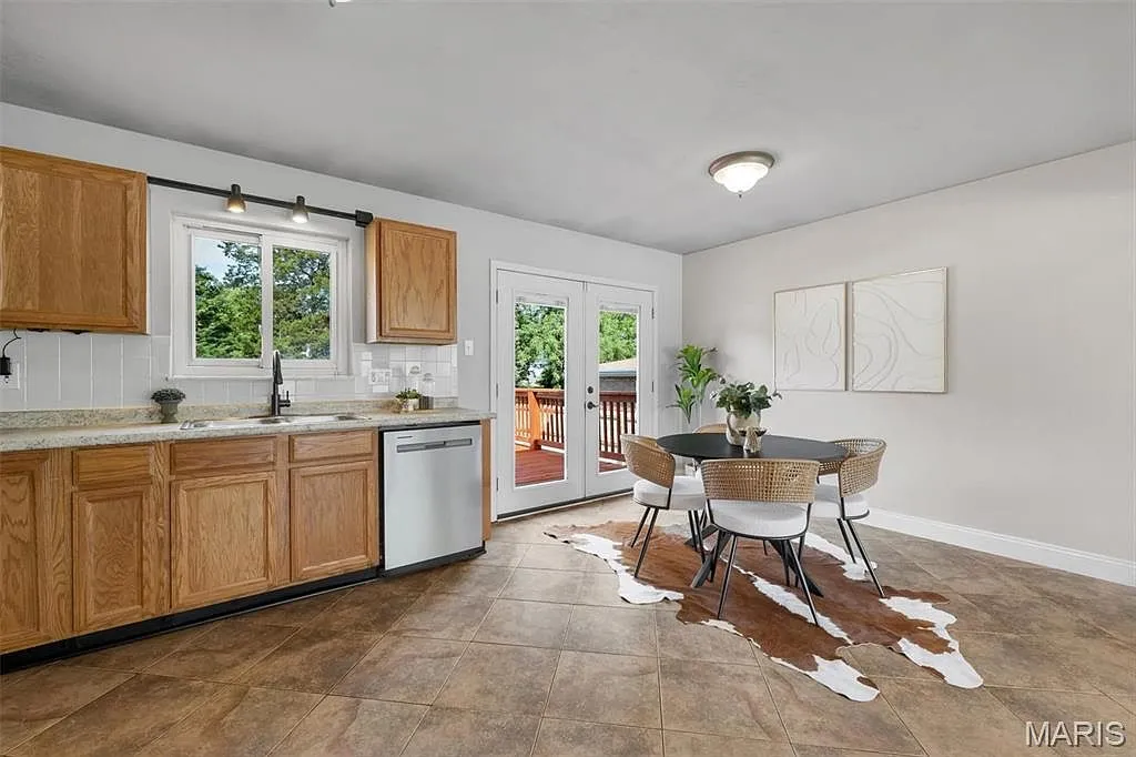 Updated Split-Level Home with 4 Bedrooms and Walkout Lower Level in Saint Louis photo 8