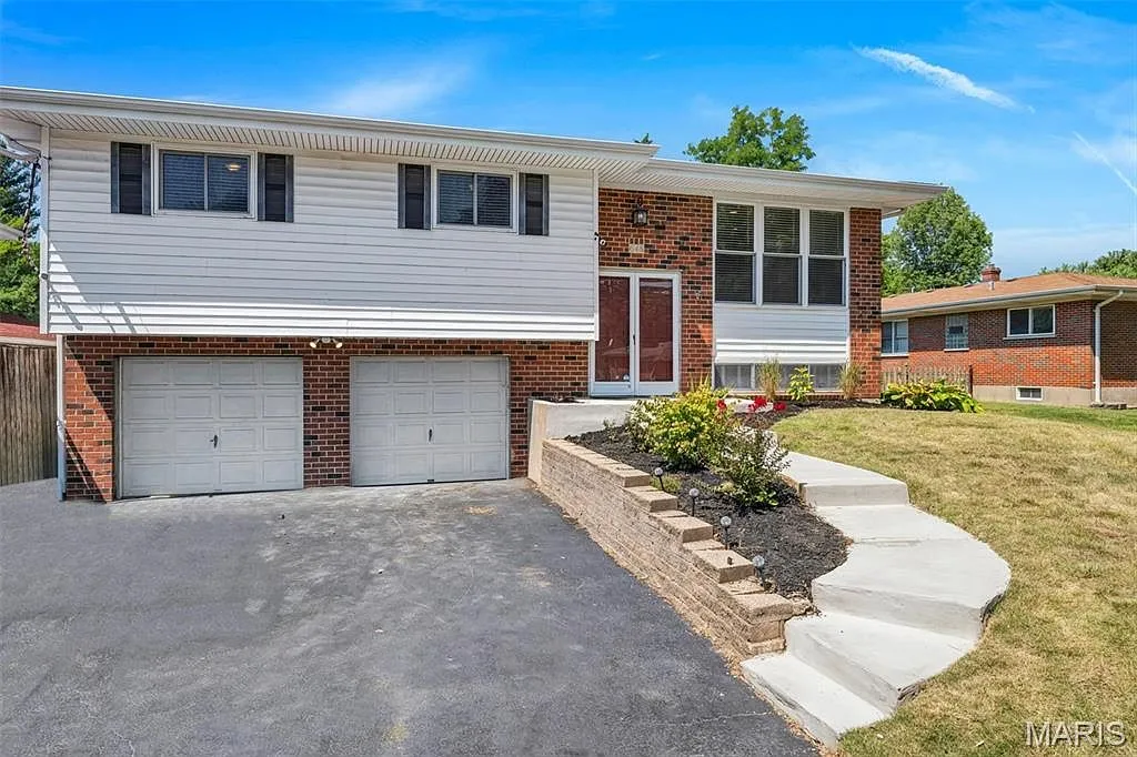 Updated Split-Level Home with 4 Bedrooms and Walkout Lower Level in Saint Louis photo 2