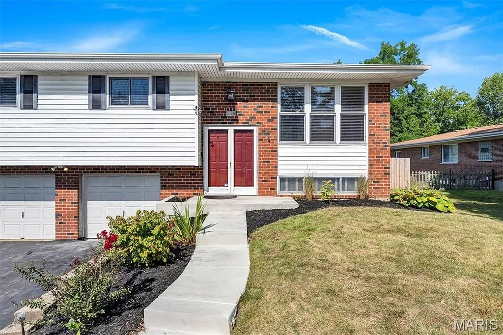 Updated Split-Level Home with 4 Bedrooms and Walkout Lower Level in Saint Louis photo 3
