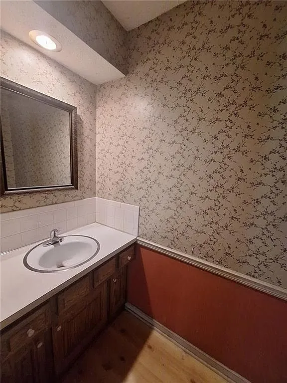 Fixer-Upper Single-Family Home on a 0.42-Acre Lot in Independence, Missouri photo 8