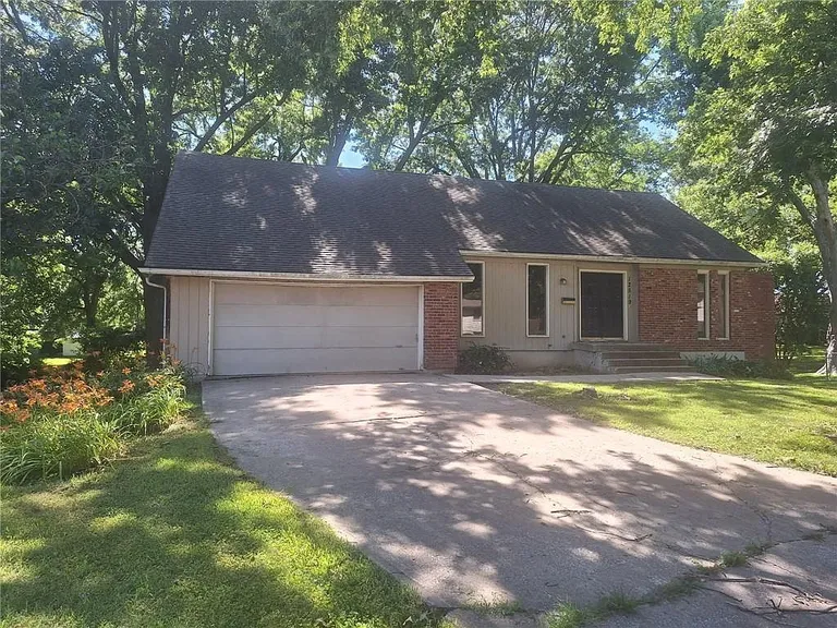 Fixer-Upper Single-Family Home on a 0.42-Acre Lot in Independence, Missouri property photo