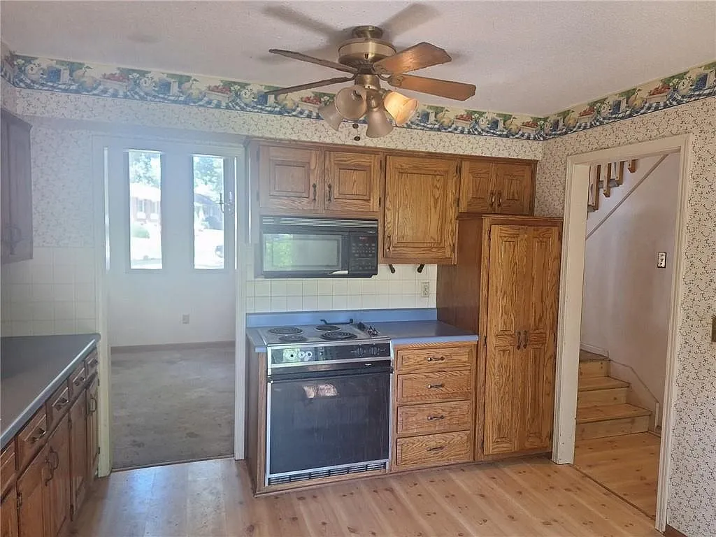 Fixer-Upper Single-Family Home on a 0.42-Acre Lot in Independence, Missouri photo 6