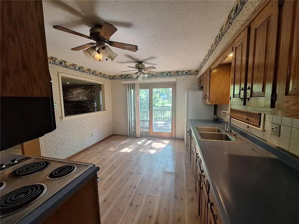 Fixer-Upper Single-Family Home on a 0.42-Acre Lot in Independence, Missouri photo 5
