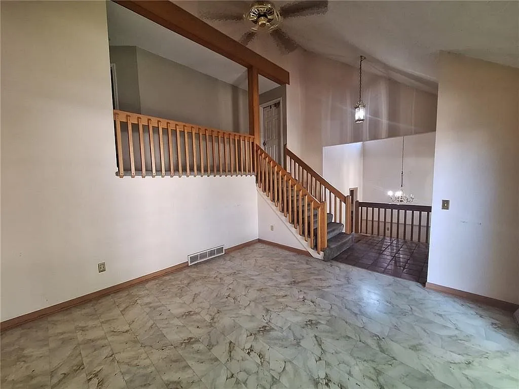 Fixer-Upper Single-Family Home on a 0.42-Acre Lot in Independence, Missouri photo 2