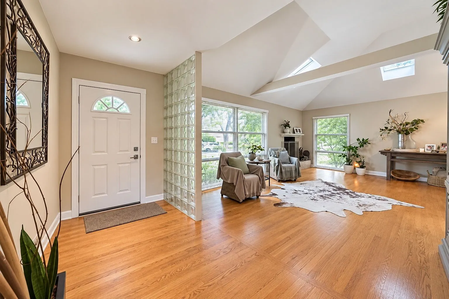Split-Level Home with Private Fenced Yard in Des Plaines photo 10