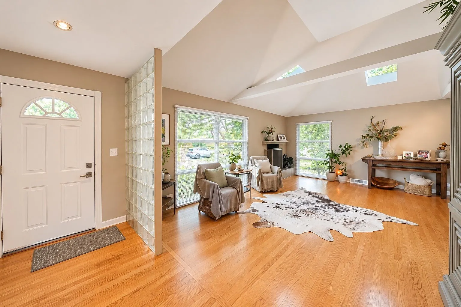 Split-Level Home with Private Fenced Yard in Des Plaines photo 7