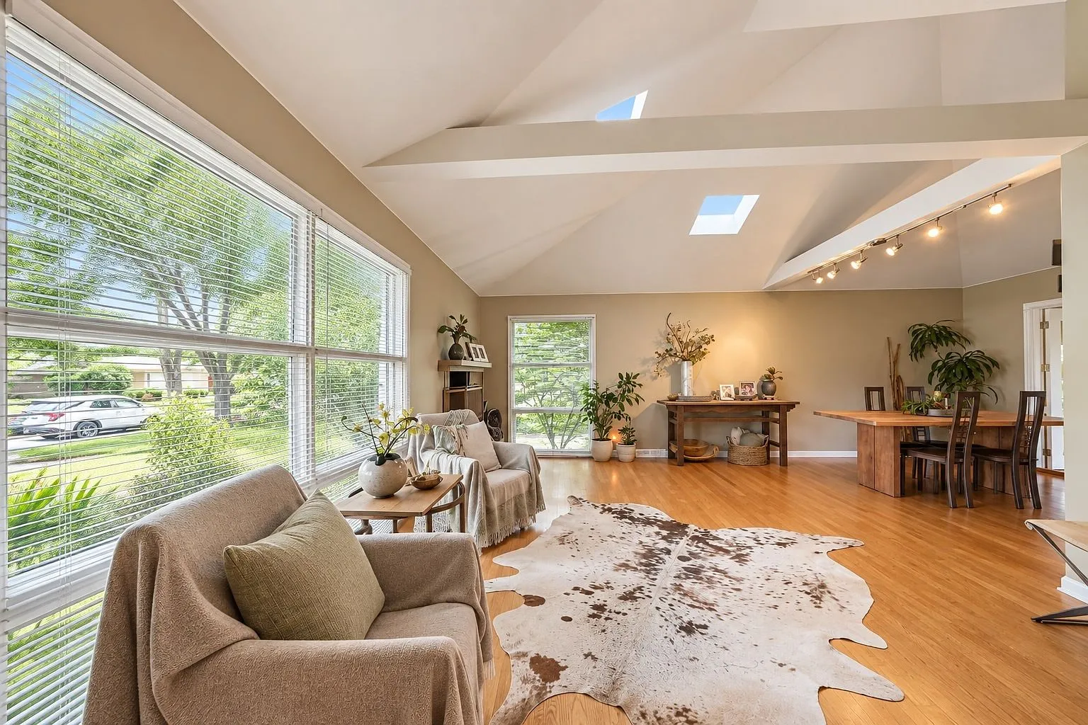 Split-Level Home with Private Fenced Yard in Des Plaines photo 3