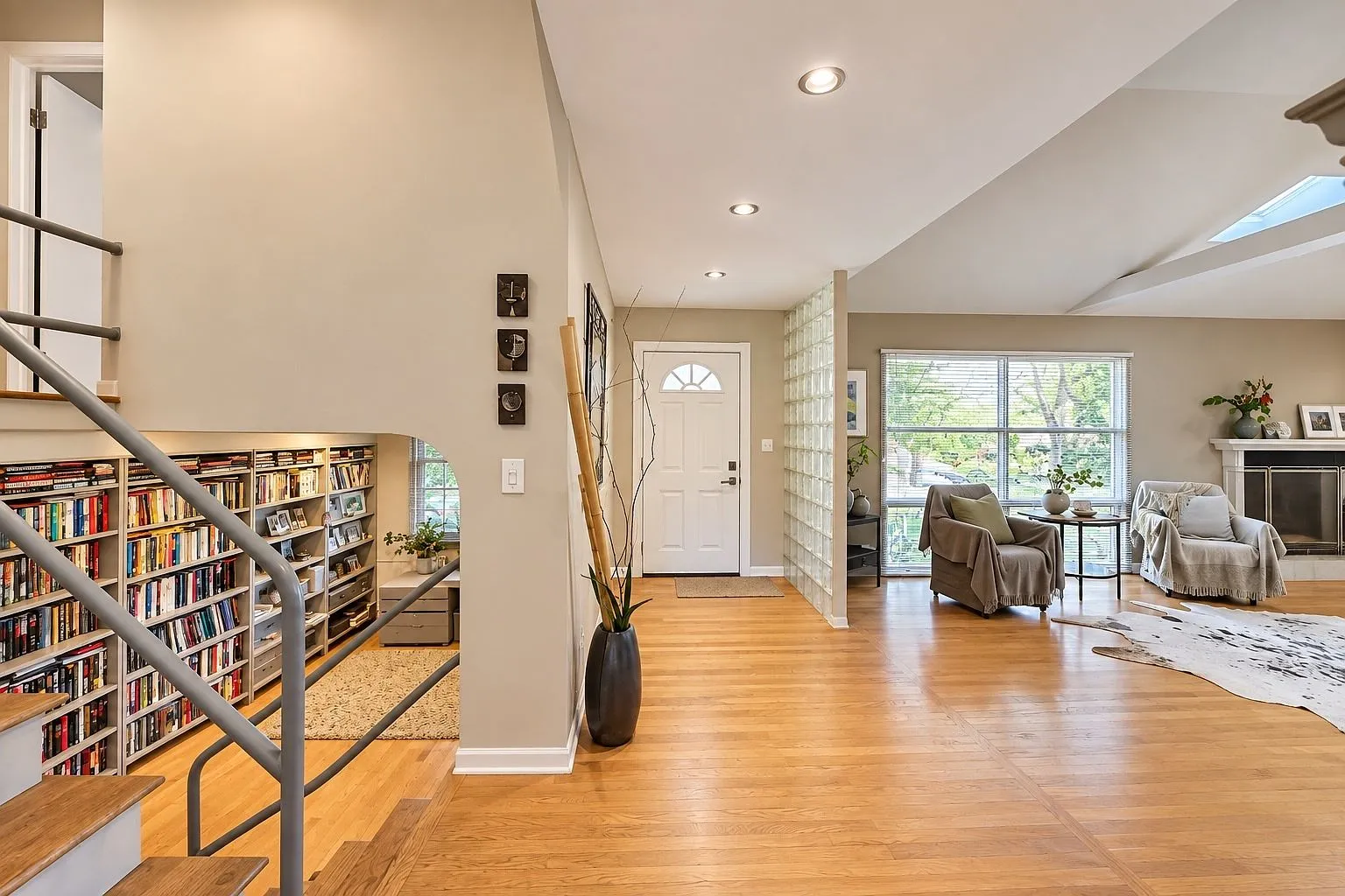 Split-Level Home with Private Fenced Yard in Des Plaines photo 4