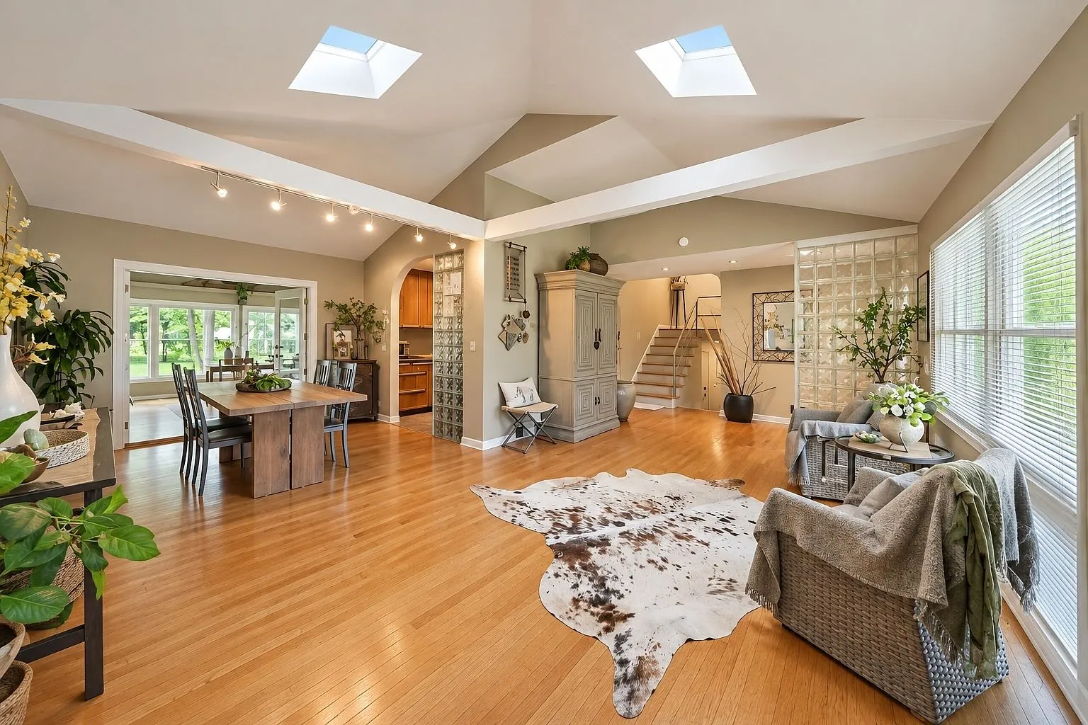 Split-Level Home with Private Fenced Yard in Des Plaines photo 5