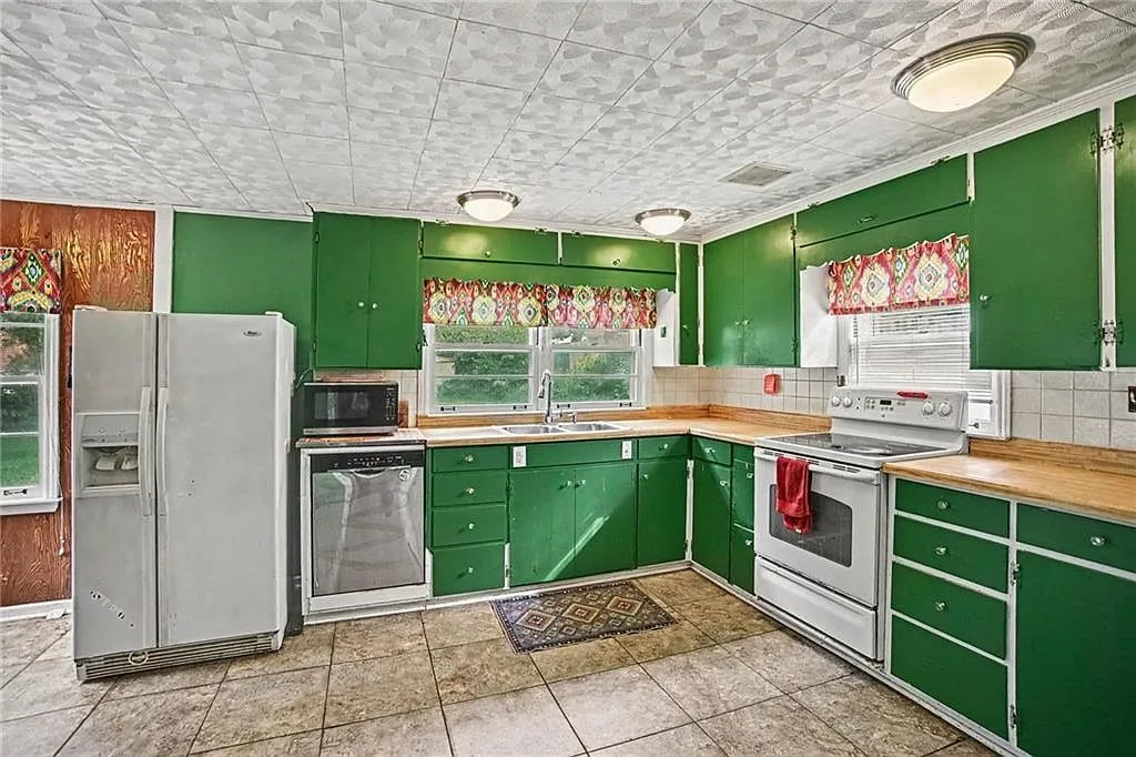 4-Bedroom Home with Fenced Backyard in Independence, Missouri photo 10