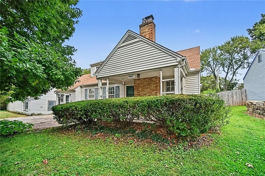 4-Bedroom Home with Fenced Backyard in Independence, Missouri photo 2