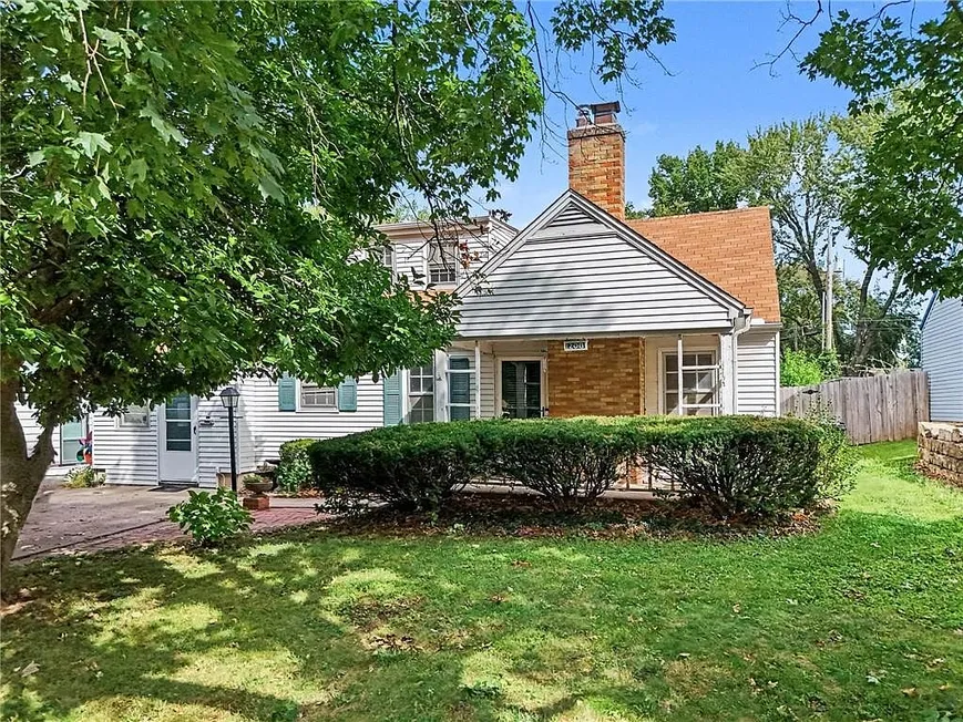 4-Bedroom Home with Fenced Backyard in Independence, Missouri photo 3