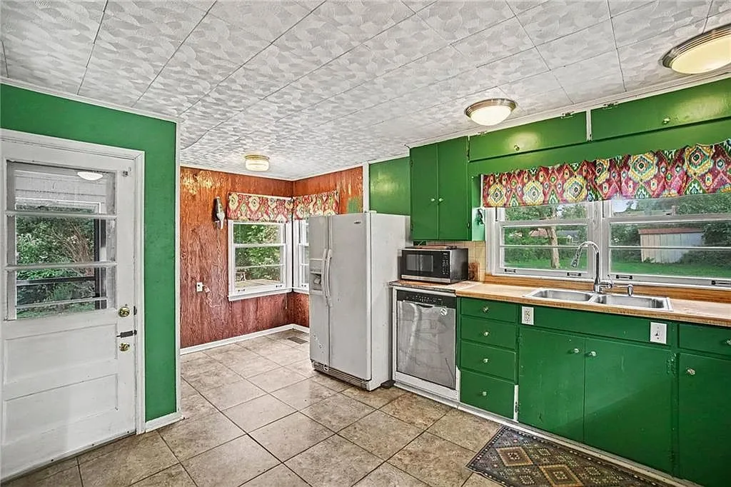4-Bedroom Home with Fenced Backyard in Independence, Missouri photo 9
