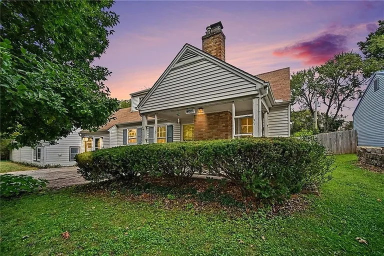 4-Bedroom Home with Fenced Backyard in Independence, Missouri property photo